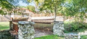 Le Hameau de la Vallée à Cornusson 82160 Caylus et son joli parc arboré et son pont surplombant le ruisseau