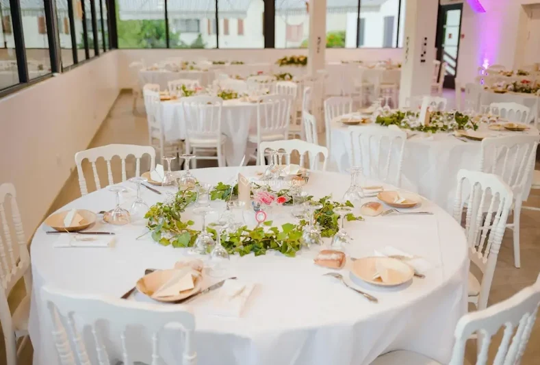 tables pour repas de mariage organisé au Hameau de La Vallée août 2022