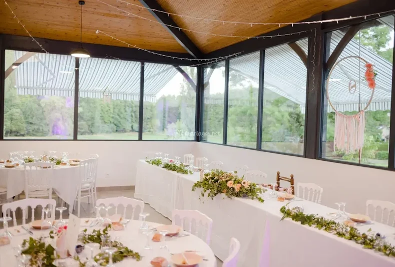 la table des mariés et tables des convives, mariage du 13 août 2022 organisé au Hameau de La Vallée à Caylus