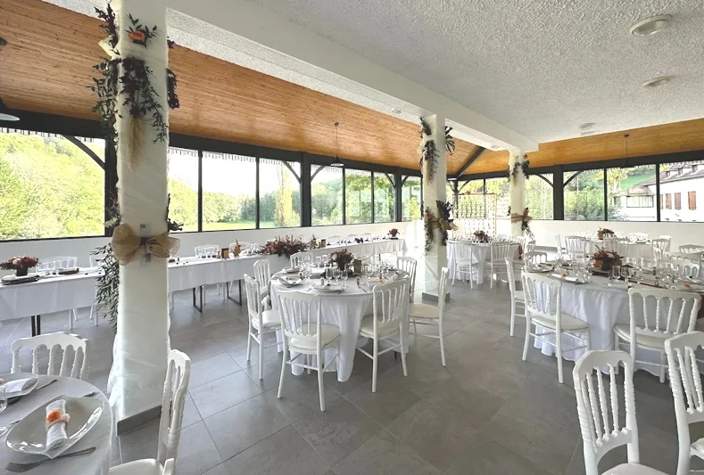 Vue d'ensemble de la salle donnant sur le parc, au Hameau de La Vallée à Cornusson, Caylus - mariage du 13 août 2022